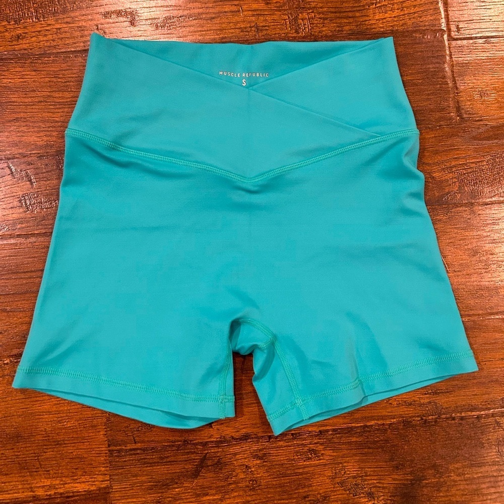 Muscle Republic Balance Live Shorts. Teal. Size Small. EUC